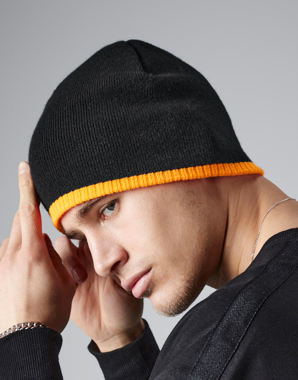 307_69_188_m-2022_01.jpg Two-Tone Beanie Knitted Hat - Image 1